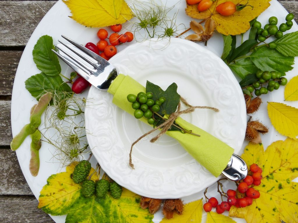 Teller mit Gabel und herbstlicher Deko