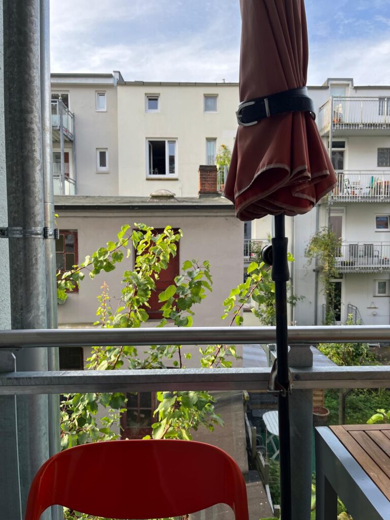 Pause machen beim Blick vom Balkon.