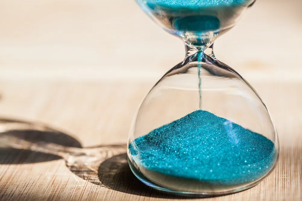 Sanduhr mit blauem Sand
