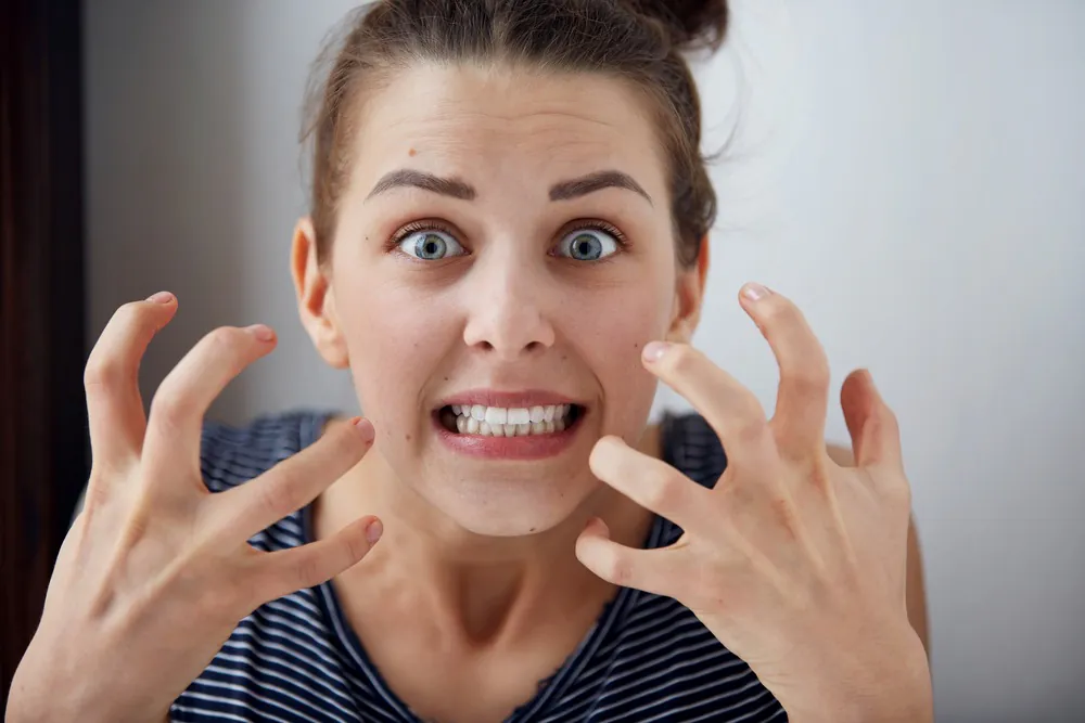 Junge ärgerliche Frau