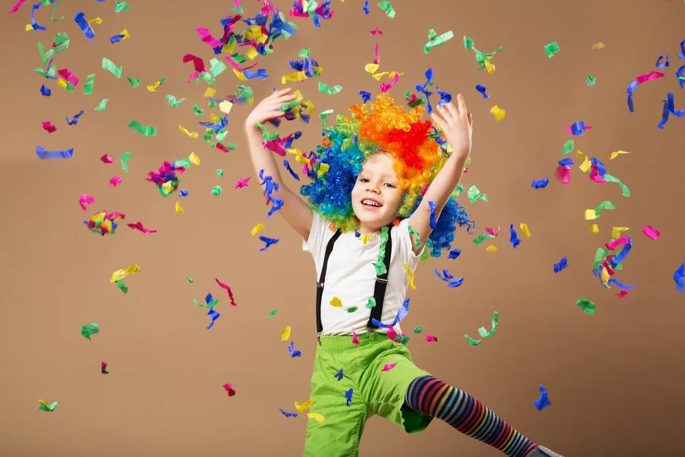 Junge mit Clownsperücke