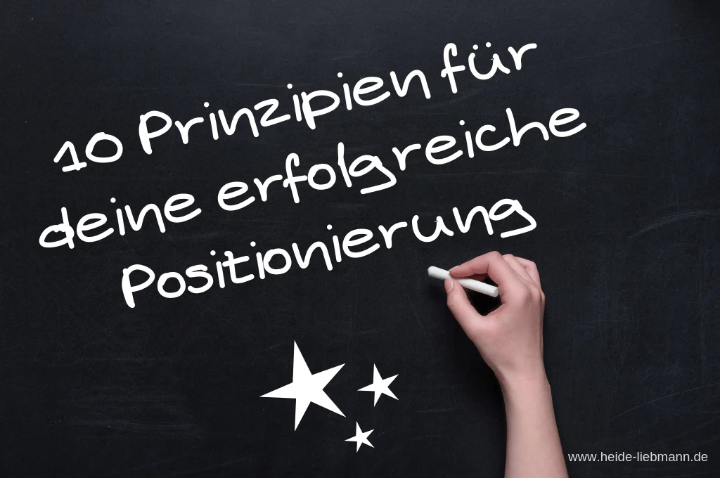 Schrift auf Tafel: 10 Prinzipien für deine erfolgreiche Positionierung