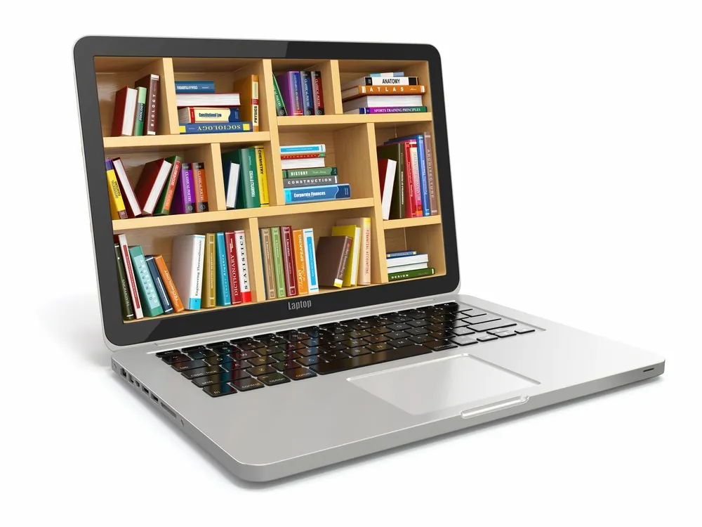 Laptop mit Bücherregal im Bildschirm