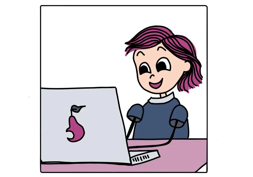 Frau sitzt lächelnd vor einem Laptop