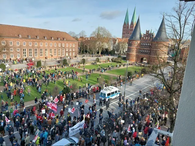 Demo gegen rechts vor dem Holstentor