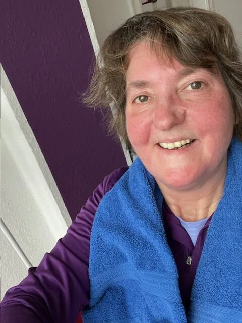 Heide mit gerötetem Gesicht nach dem Laufen.