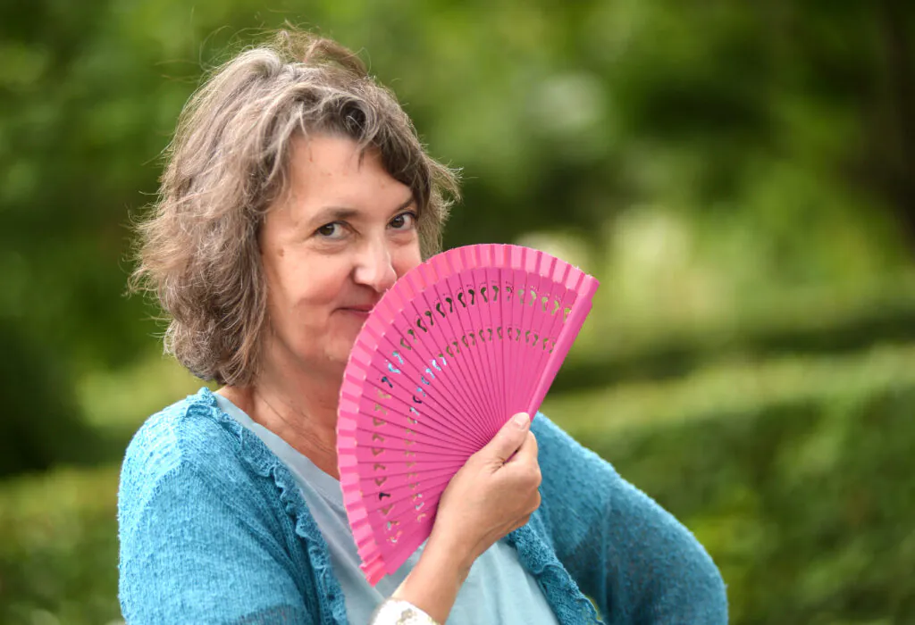 Heide Liebmann mit pinkfarbenem Fächer