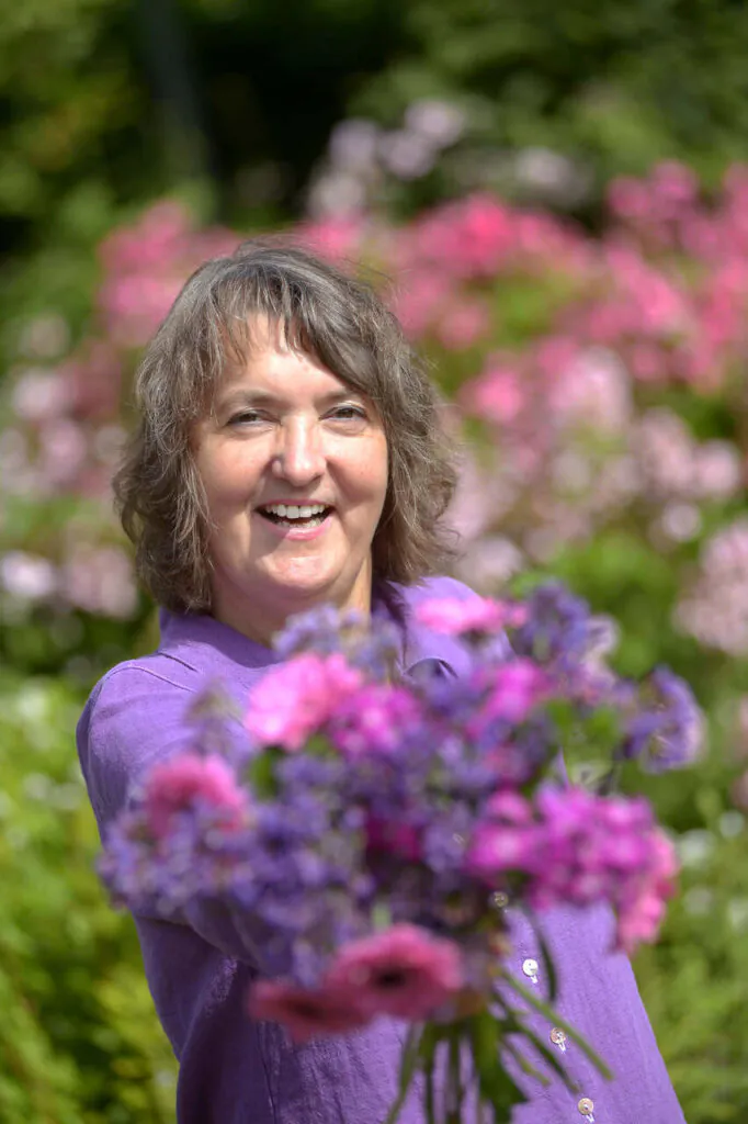 Heide Liebmann, Potenzialdetektivin für Multitalente, präsentiert einen bunten Blumenstrauß mit Fun Facts über Multitalente